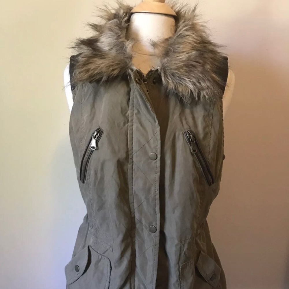 BKE daytrip woman’s lined vest with fur collar